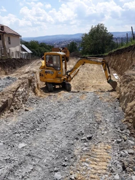 Închiriez excavator